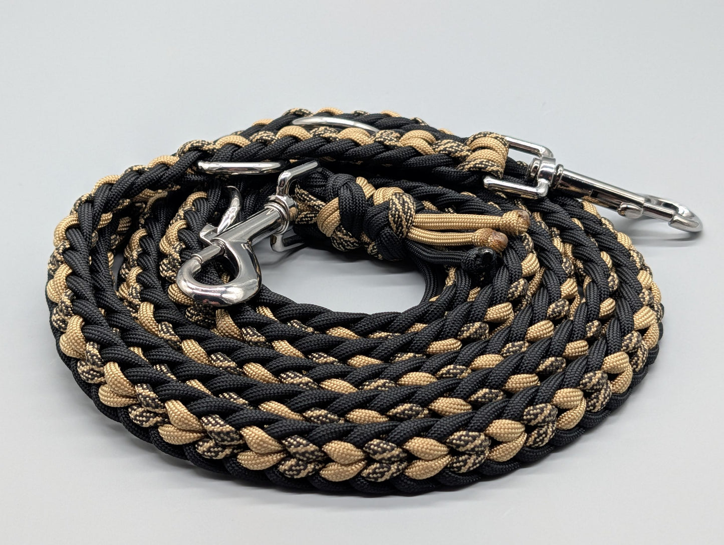 Paracordset „Black & Gold“ – Weit verstellbares Halsband (40-47cm) & Führleine (2m) – Unikat
