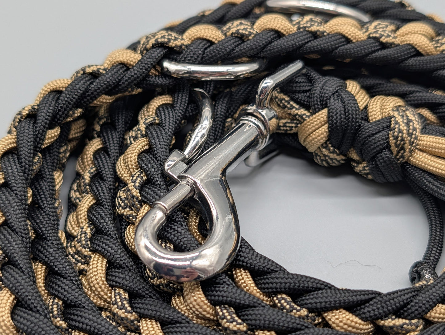 Paracordset „Black & Gold“ – Weit verstellbares Halsband (40-47cm) & Führleine (2m) – Unikat