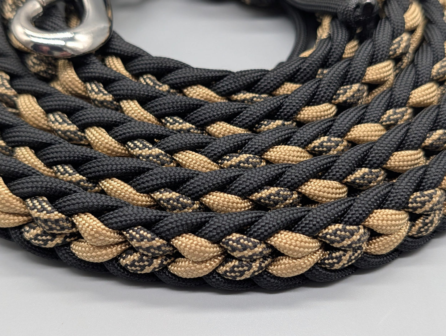 Paracordset „Black & Gold“ – Weit verstellbares Halsband (40-47cm) & Führleine (2m) – Unikat