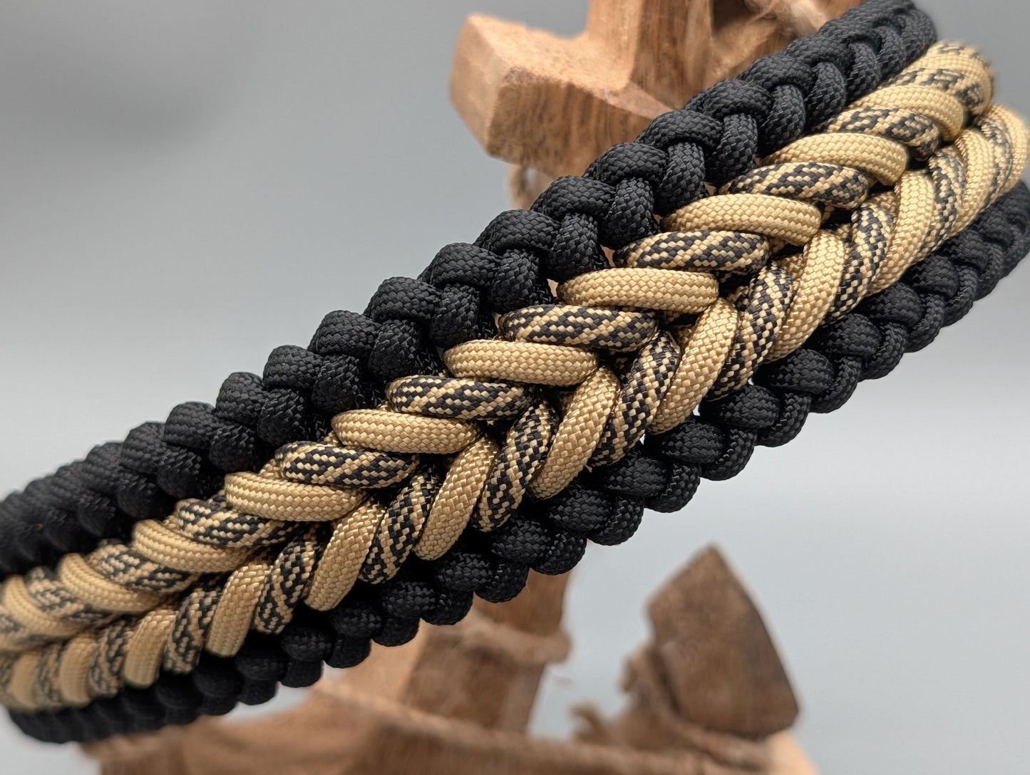 Paracordset „Black & Gold“ – Weit verstellbares Halsband (40-47cm) & Führleine (2m) – Unikat